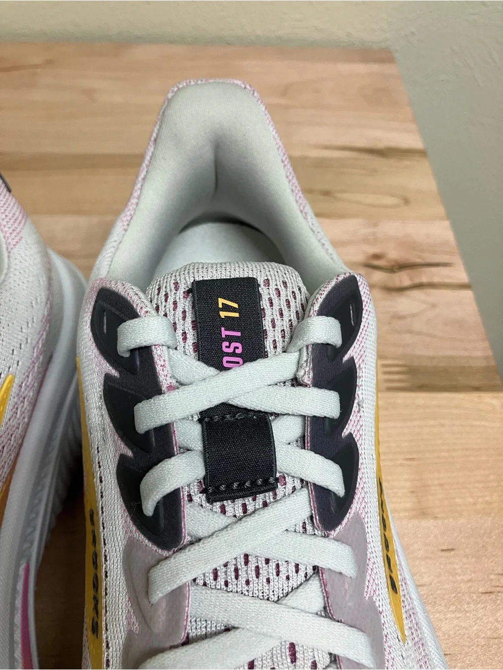 Brooks White Ghost 17